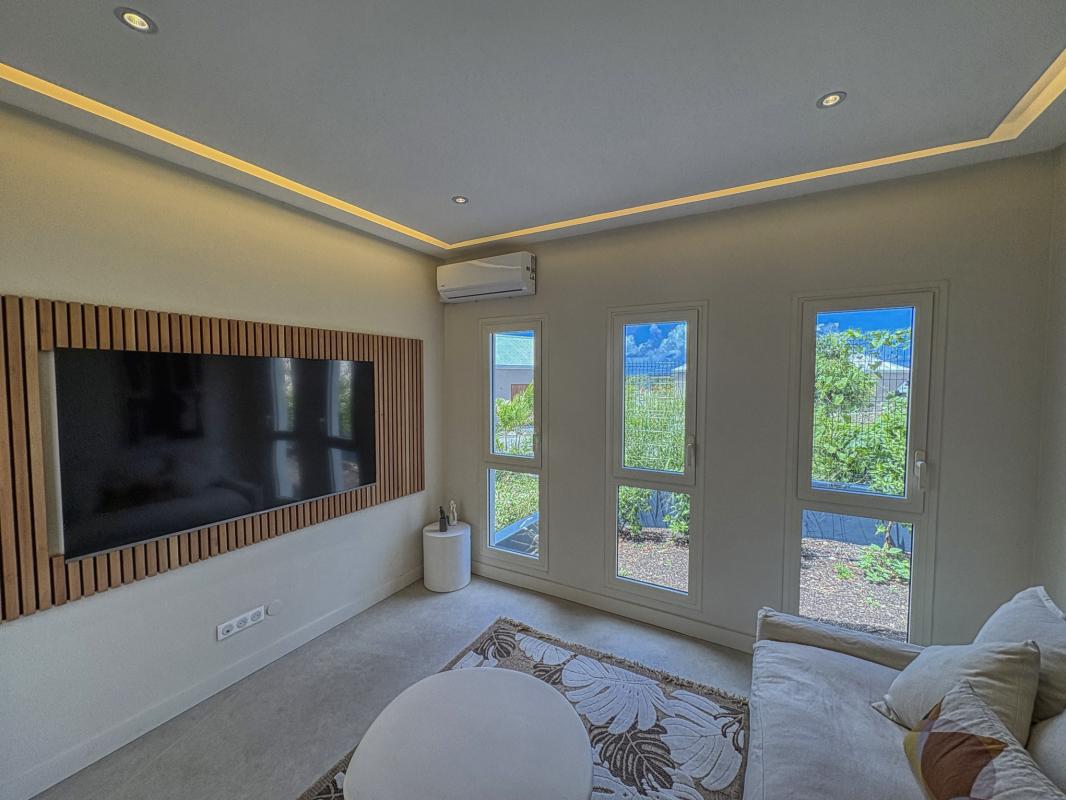 20.Location villa piscine vue mer Saint François Guadeloupe_Salon TV